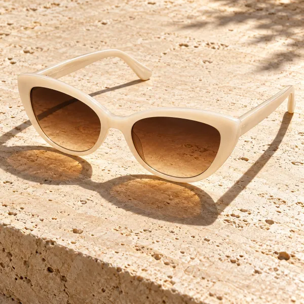 Occhiali da sole cat-eye avorio con lenti sfumate marroni al sole